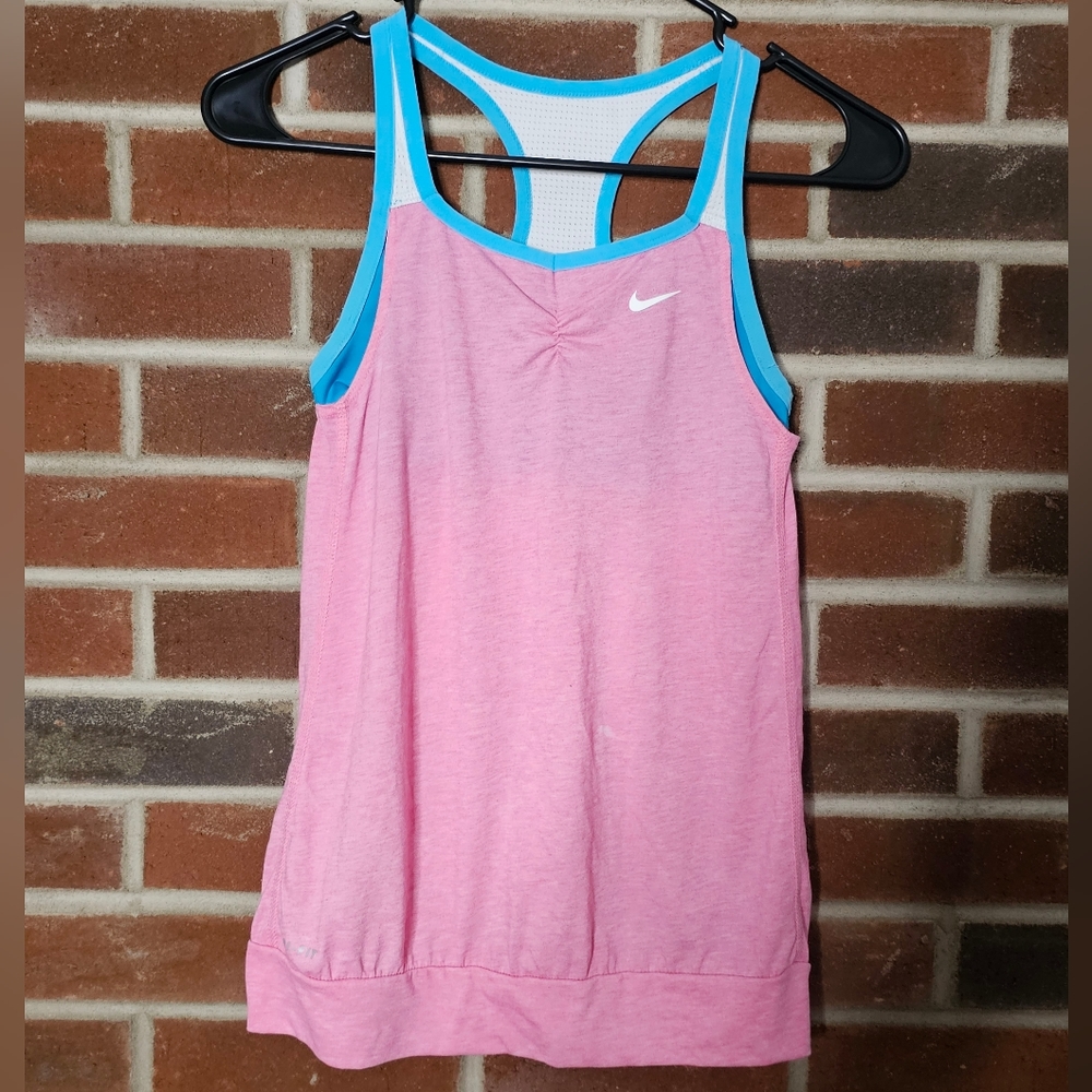 Nike: Dri-Fit Racer Back Tank w. Built-in Bra ❤️